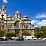 Grand Saharov Апартамент Варна